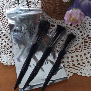 FARAH set of three makeup brushes